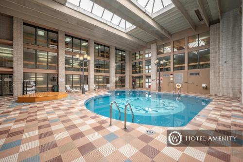 304C - Lakefront One Bedroom Condo with Fireplace & Balcony! - image 10