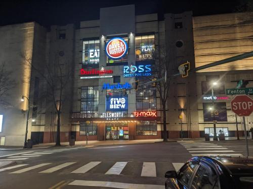 Gorgeous looking 2 bedroom Apt in downtown silverspring in ซิลเวอร์สปริงค์ (MD)