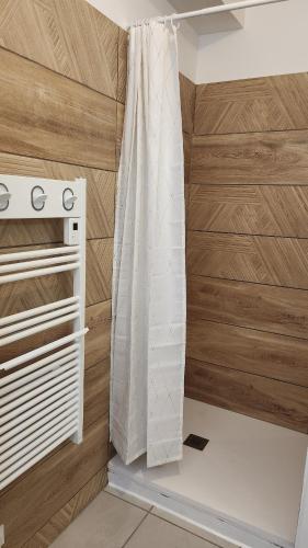 淋浴間, La Clef des Remparts in 希農市中心