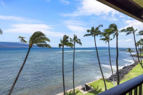 Lauloa 410 - Top Floor, Direct Ocean Front, Stunning Renovation, Wi-Fi, Split AC in Maalaea (HI)