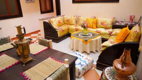 Relief House Moroccan House in 레 아미칼레스