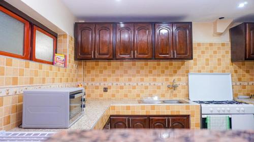 Relief House Moroccan House in 레 아미칼레스