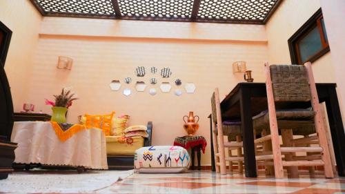 Relief House Moroccan House in 레 아미칼레스