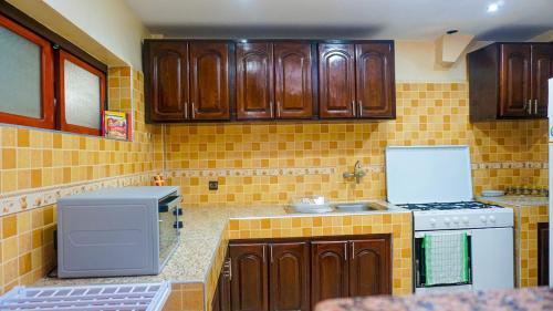 Relief House Moroccan House in 레 아미칼레스