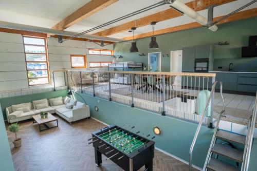 Közös társalgó / TV, Die Badeanstalt I Loft Nürnberg I 5 Minuten zu Fuß zum kostenlosen Naturbad I Messenähe I Waldnähe (Die Badeanstalt I Loft Nurnberg I 5 Minuten zu Fuß zum kostenlosen Naturbad I Messenahe I Waldnahe) in Postbauer-Heng