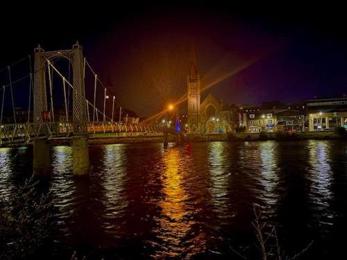 Stunning spacious Apartment on River Ness - image 12
