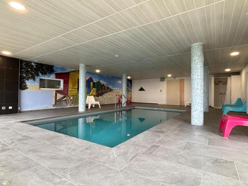 Le Havre Normand Villa piscine intérieure terrain de pétanque baby foot, ping pong, table de poker, billard, terrasse aménagée, jardin, proche plages du débarquement entre Caen et Bayeux gîte à louer Rucqueville