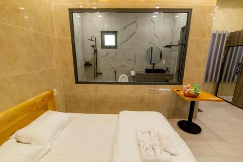 Double Room with Lake View room in Homestay Cô Hai