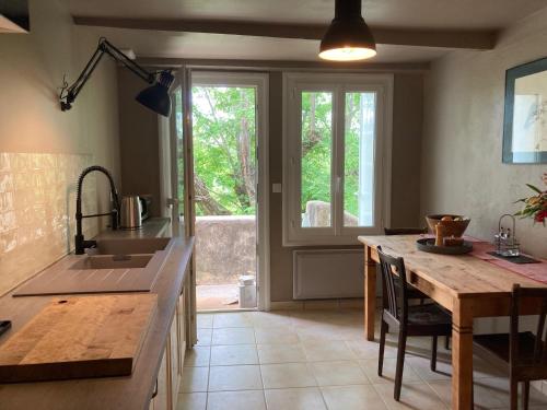 virtuve, Quelquepart au vert, 1 ou 2 chambres in Saint-Christol-de-Rodières