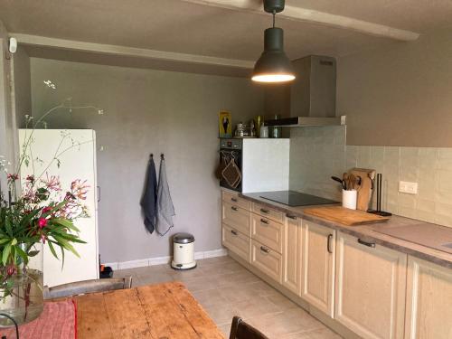 virtuve, Quelquepart au vert, 1 ou 2 chambres in Saint-Christol-de-Rodières