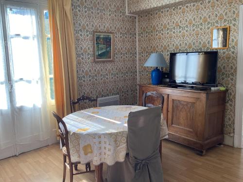 Maison de caractere au bord du canal du Nivernais in Châtel-Censoir