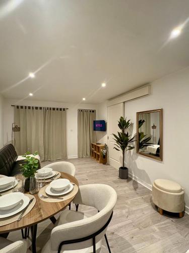 Modern Apartment - Free Parking, London (photo 3)