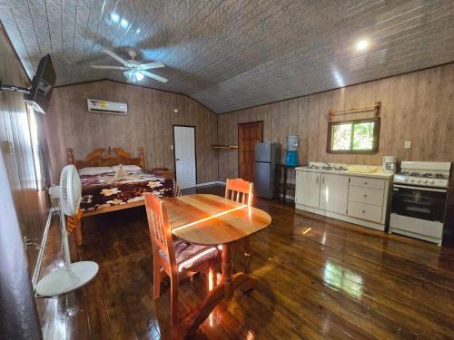 Iekārtas, Hibiscus Cabin with AC at Freshwater Creek Cabanas in Hopkinsa