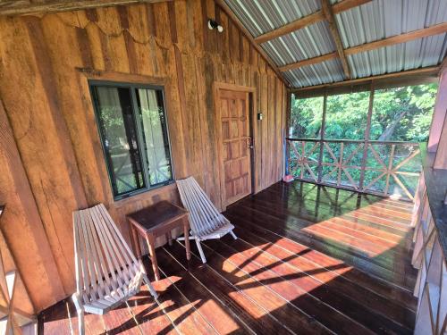 Balkons/terase, Hibiscus Cabin with AC at Freshwater Creek Cabanas in Hopkinsa