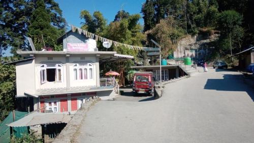 Yellow Bamboo Homestay in latpanchar