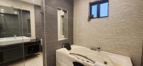 Haven Lodge Islamabad - 4BR Upper Apartment Private Entrance Rooftop & Jacuzzi - image 10