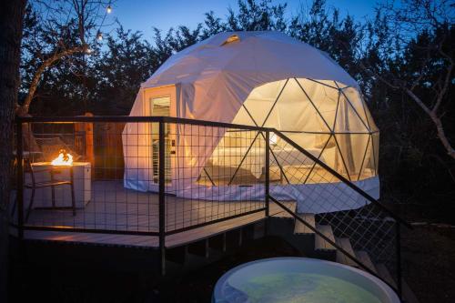 Cloud Dome W Private Hot Tub and Outdoor Shower in Luckenbach, Vereinigte Staaten von Amerika