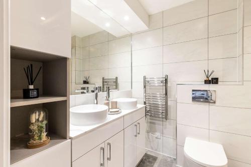 Italian Elegance In Riverside Battersea - image 12