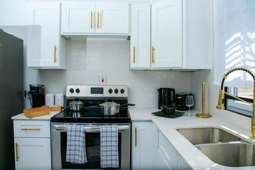 Kitchen, The Residence at Seville Gated FullyAC Washer Dryer PayPal Prepayment Required in Spanish Town