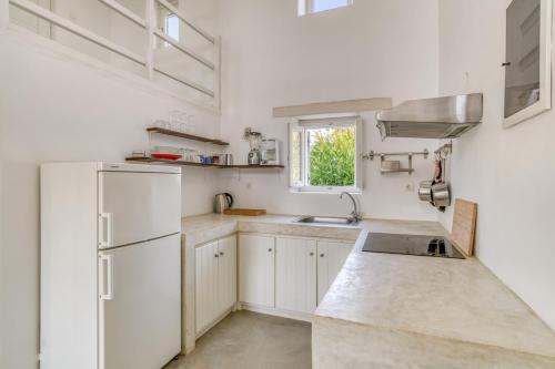 A summer house a few steps from the beach in Santa Maria