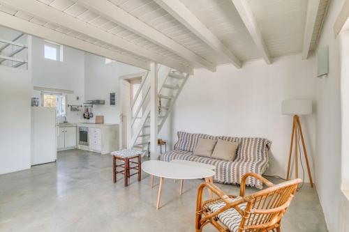 A summer house a few steps from the beach in Santa Maria