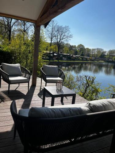 Зручності, Luxe nieuwbouw chalet aan het water in Хевелавен