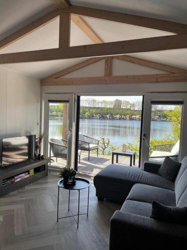 Вид, Luxe nieuwbouw chalet aan het water in Хевелавен