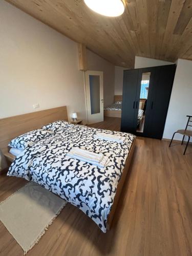 1 queen bed, 1 twin bed