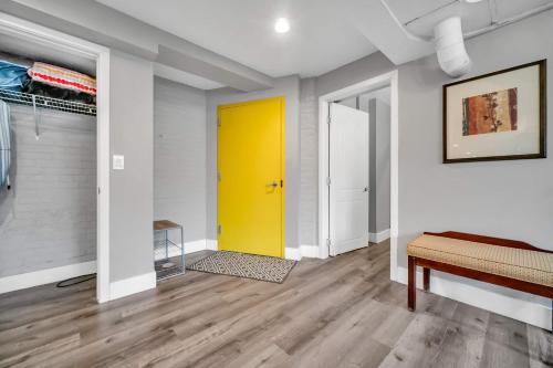 Cle Suites 3BR 2BA 5 min Walk to Cle Clinic Unit 1, Cleveland (photo 2)