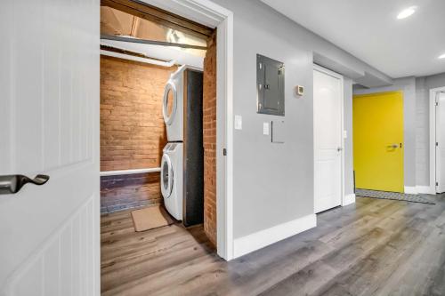 Cle Suites 3BR 2BA 5 min Walk to Cle Clinic Unit 1, Cleveland (photo 3)