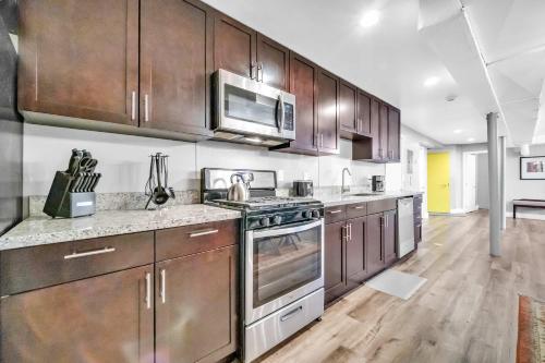 Cle Suites 3BR 2BA 5 min Walk to Cle Clinic Unit 1, Cleveland (photo 6)