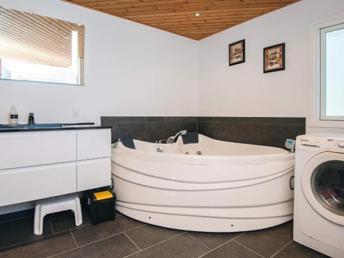 Spa, Panoramic Fjord Retreat with Spa Bath in Sillerslev
