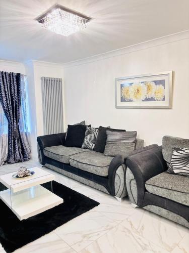 Luxury 5BR Stay With City Access, Manchester (photo 10)