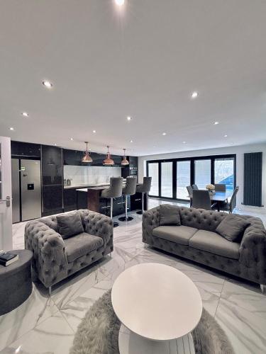 Luxury 5BR Stay With City Access, Mánchester