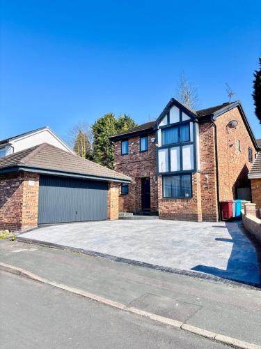 Luxury 5BR Stay With City Access, Manchester