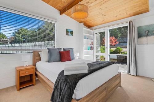 Ocean Views 20kms from CBD Sleeps 10 in Blackmans Öböl