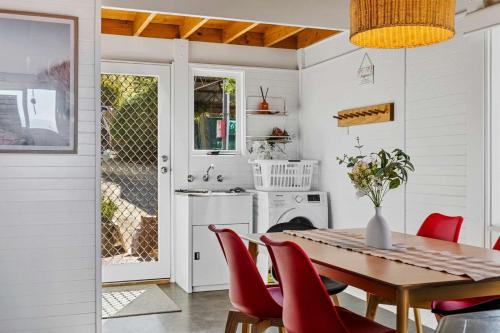 Ocean Views 20kms from CBD Sleeps 10 in Blackmans Öböl