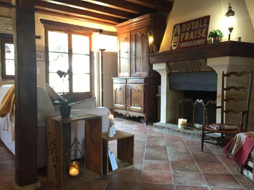 Gîte calme avec Spa en été, animaux acceptés, parcage, pour 8 personnes - FR-1-586-64 (Gite calme avec Spa en ete, animaux acceptes, parcage, pour 8 personnes - FR-1-586-64) in 聖阿芒蒙通