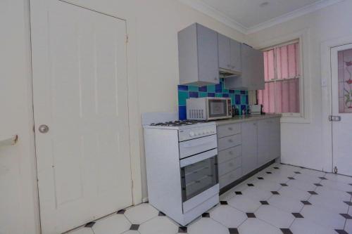 Affordable 3 Bedroom House Darlinghurst with 2 E-Bikes Included - image 9