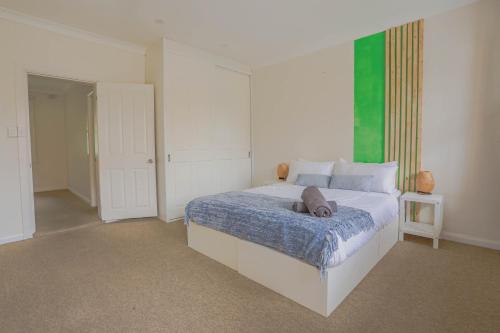 Affordable 3 Bedroom House Darlinghurst with 2 E-Bikes Included - image 13