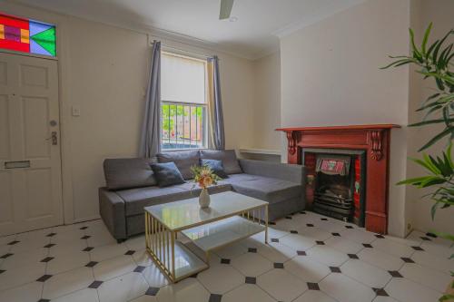 Affordable 3 Bedroom House Darlinghurst with 2 E-Bikes Included - image 14
