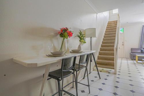 Affordable 3 Bedroom House Darlinghurst with 2 E-Bikes Included - image 4
