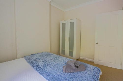 Affordable 3 Bedroom House Darlinghurst with 2 E-Bikes Included - image 11
