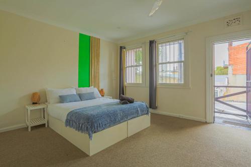 Affordable 3 Bedroom House Darlinghurst with 2 E-Bikes Included - image 7