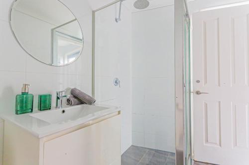 Charming 2 Bedroom House Surry Hills - image 13