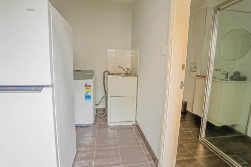 Charming 2 Bedroom House Surry Hills - image 3