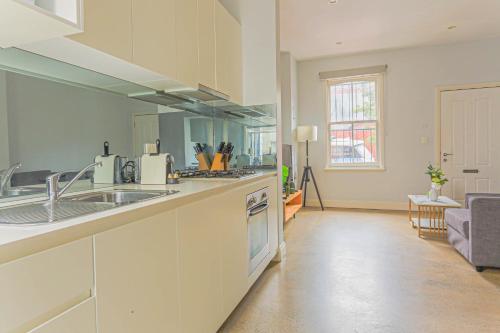 Charming 2 Bedroom House Surry Hills - image 10