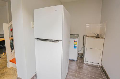 Charming 2 Bedroom House Surry Hills - image 14