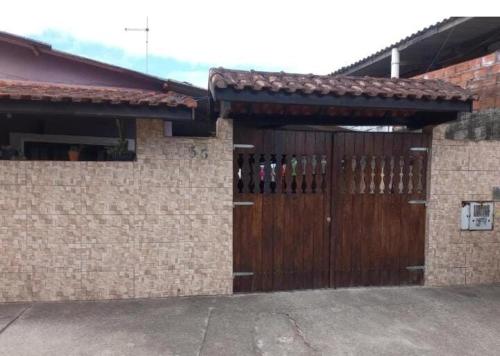 House with pool in Itanhaém (House with pool in Itanhaem) in ลูอิซามิริง
