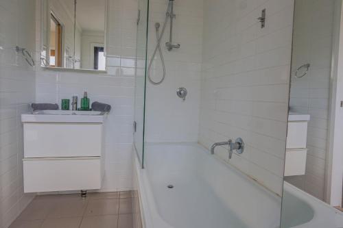 Dynamic 2 Bedroom home close to city buzz Darling St 2 E-Bikes Included - image 11